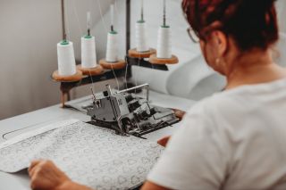 🧵 Tady vzniká povlečení pro vás... Nahlédněte s námi do zákulisí naší šicí dílny, kde každé povlečení vzniká s pečlivostí,...