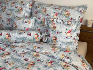 ✨ Zimní kouzlo přímo v ložnici! ✨ Představujeme bavlněné povlečení v krásné šedo-modré barvě s roztomilým potiskem skřítků...