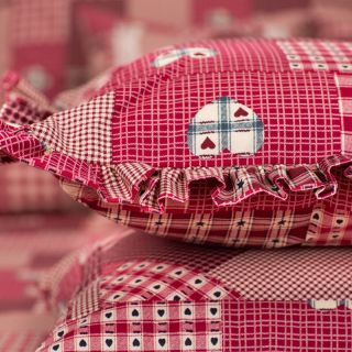 ✨ České bavlněné povlečení s červeným patchworkem ✨ Originální potisk kombinuje kostky a srdíčka v různých odstínech...