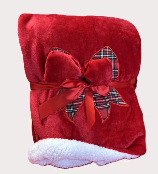 🎄 Hebká, hřejivá a nádherně vánoční! 🎁 Naše červená deka s beránkem a roztomilou aplikací mašle je přesně ten kousek,...